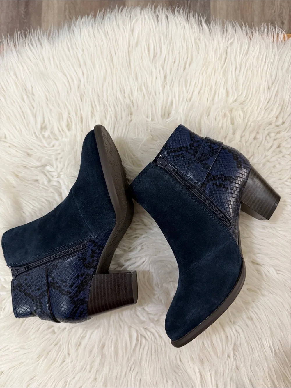 Vionic Navy Suede Ankle Booties with Side Zip Size 5 NWOT
